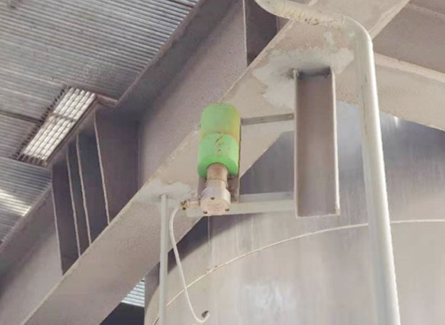 Na-22放射性儀表 多晶硅生產(chǎn)裝置儲罐測控現(xiàn)場(圖1)