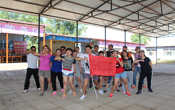 2016年公司舉行拓展培訓(xùn)活動合影留念(圖2)