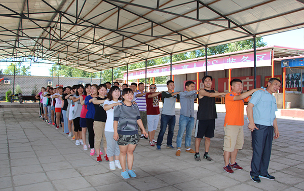 2016年公司舉行拓展培訓(xùn)活動合影留念(圖3)